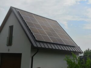 obrázek ukazuje fotovoltaické panely na střeše rodinného domu.