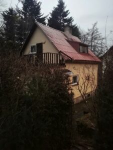 Kategorizace staveb z hlediska požární ochrany Obrázek ukazuje dům, který je schovaný za stromem.