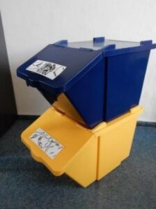 Není papír jako papír a plast jako plast obrázek ukazuje kontejnery na třídění odpadu.
