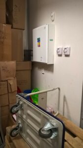 Takovýto přístup k hlavnímu vypínači el. energie nepotěší žádného inspektora, který přijde do firmy na kontrolu dodržování předpisů týkající se BOZP. Zde konkrétně hrozí pokuta až 1 000 000Kč.