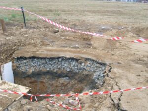 Bezpečnost a ochrana zdraví při práci zde rozhodně zajištěna není. Kdyby do takto "zajištěného" výkopu spadl zaměstnanec, určitě by zde pojišťovna celou náhradu škody nevyplatila.