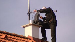 I u komínů se musí provádět pravidelné kontroly a čištění. Zdroj: www.ceskatelevize.cz